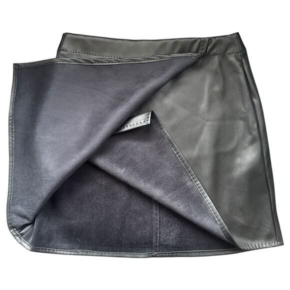 Max Studio Black Vegan Faux Leather Wrap Mini Skirt Size XS Y2K Edgy A-Line Chic - Picture 4 of 6